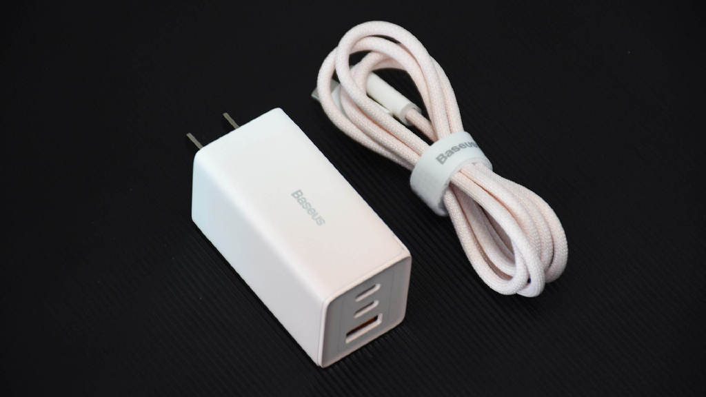 充电器|EDC好物推荐:倍思氮化镓65W三口充电器