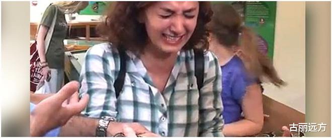 人类为何这么怕蛇?科学家将婴儿和蛇关进一个房间后,找到了答案