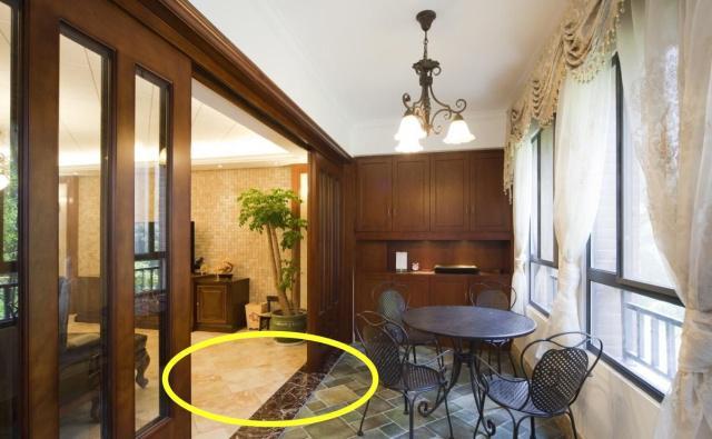 客厅到阳台，瓷砖“通铺”还是“分铺”？不小心选错，入住就想哭