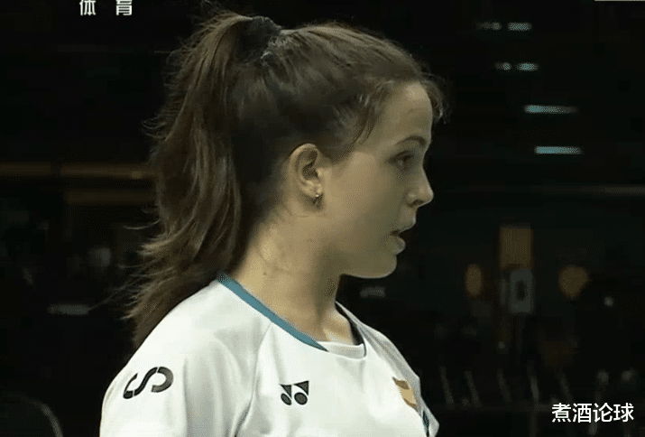 何冰娇|2-0！何冰娇给18岁小将上课，单局轰21-2太狠了，国羽连下两城