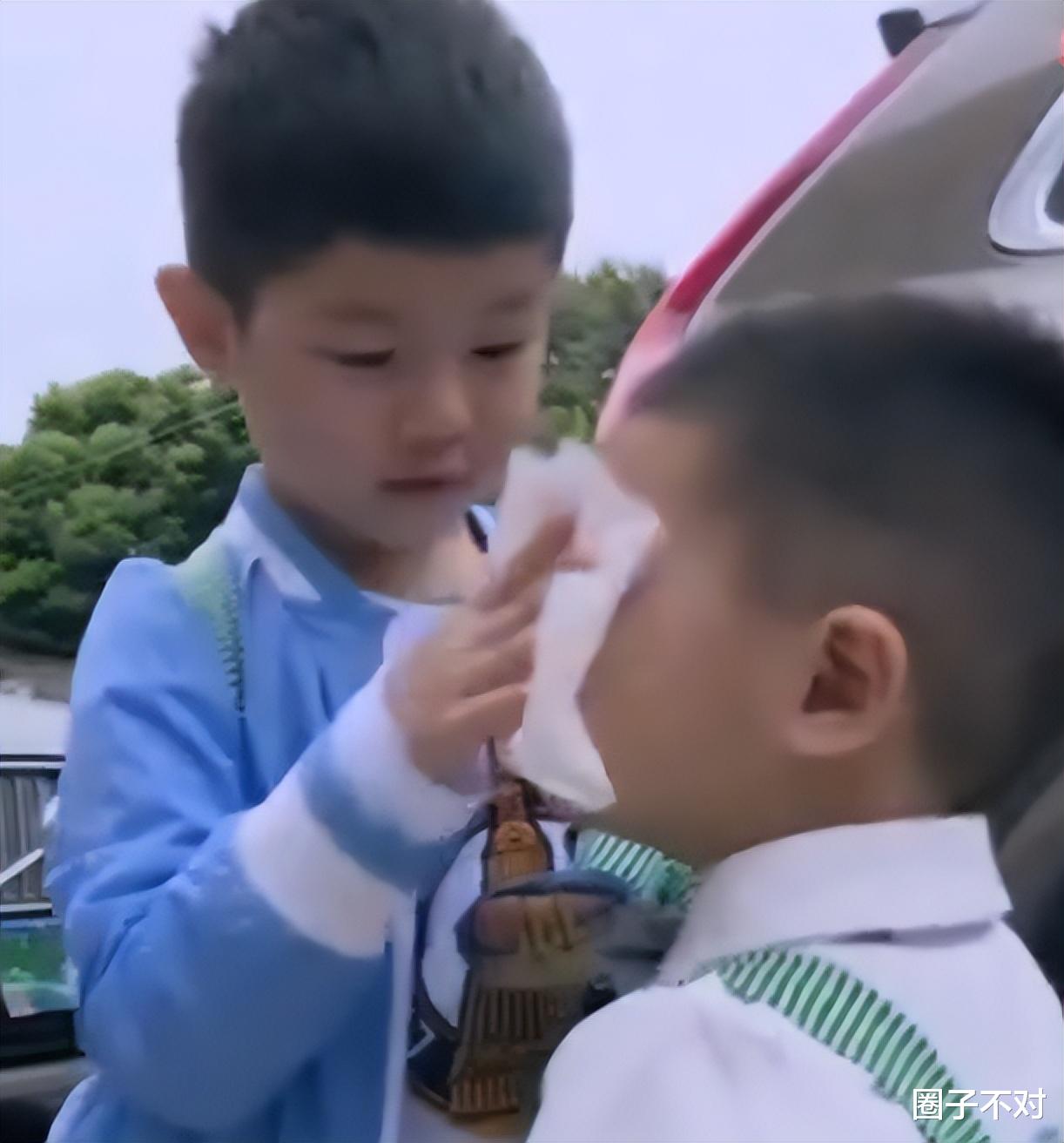 胡可|“妈圈顶流”胡可:一招轻松化解“二胎矛盾”,狠狠打了梅婷的脸