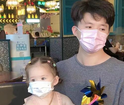 广东一女子晒女儿瞳孔呈绿色像“混血儿”,网友看后直呼太可爱了