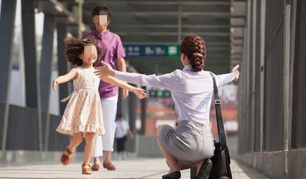 |“上班式带娃”正在流行,老人和儿女互不打扰,孩子也有人照看