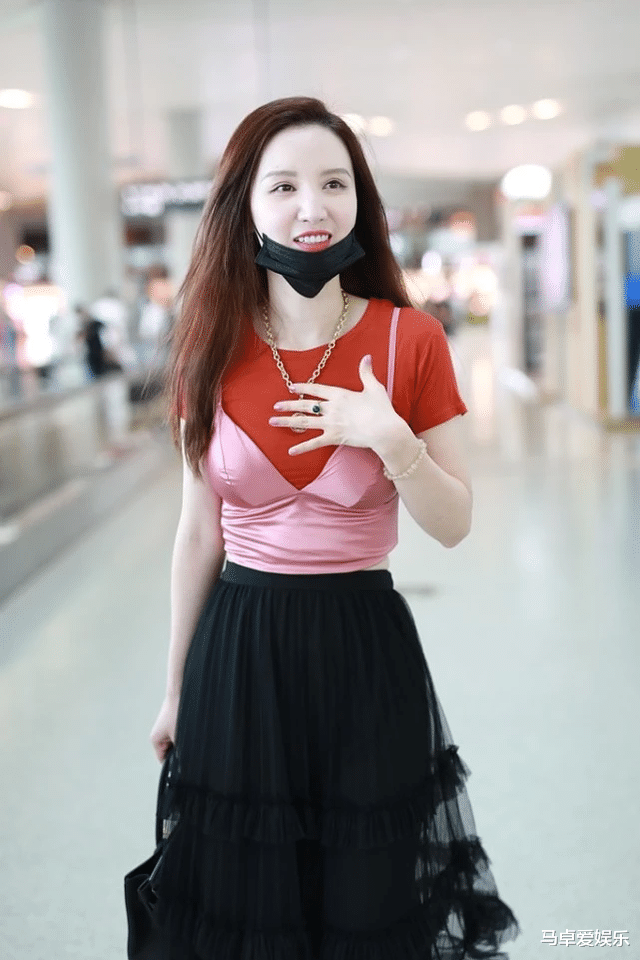 张萌是个时髦的老板娘，“内衣外穿”走机场，腰间勒出赘肉仍自信