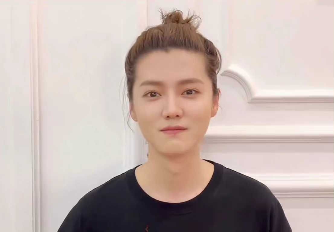 鹿晗|鹿晗新照曝光,看上去“姨化”得严重神似尹正,网友戏称他为阿姨