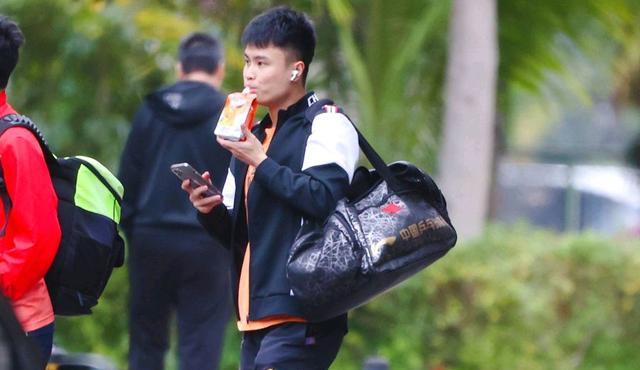 周启豪|领先后要保住优势，周启豪击败年轻小将，打进了男单正赛