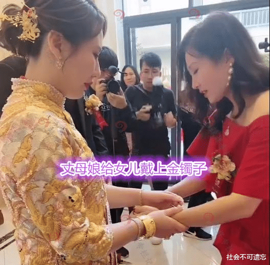广东36岁丈母娘走红,跟新娘像姐妹,网友:“新郎官有福气”