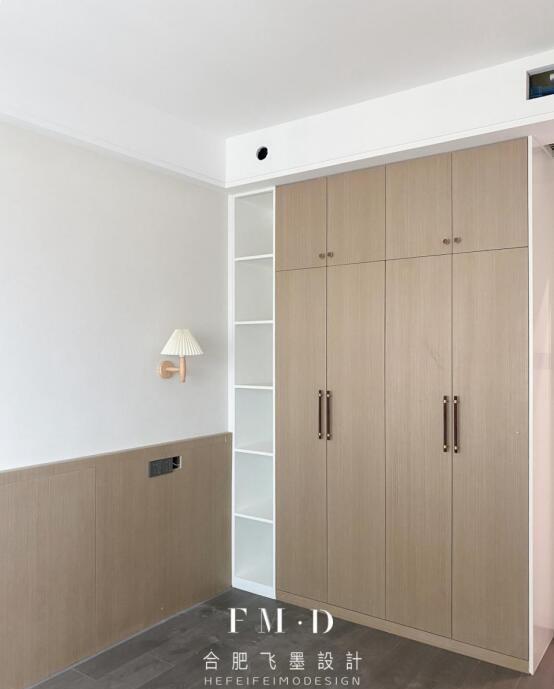 回到装修前,我先把床头柜扔了,再有机会,就要做衣柜一体式设计