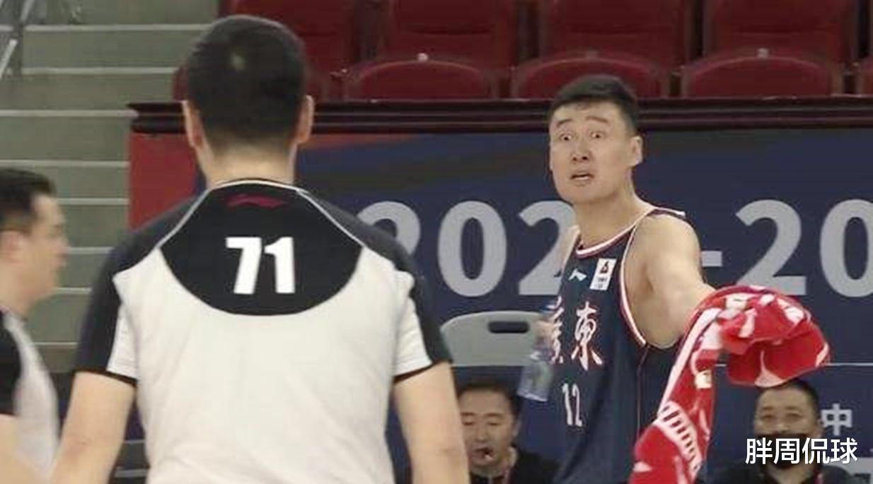 蘇偉|又是蘇偉！2次廢人上腿慘遭驅(qū)逐，宏遠中鋒囂張對峙裁判太丟人