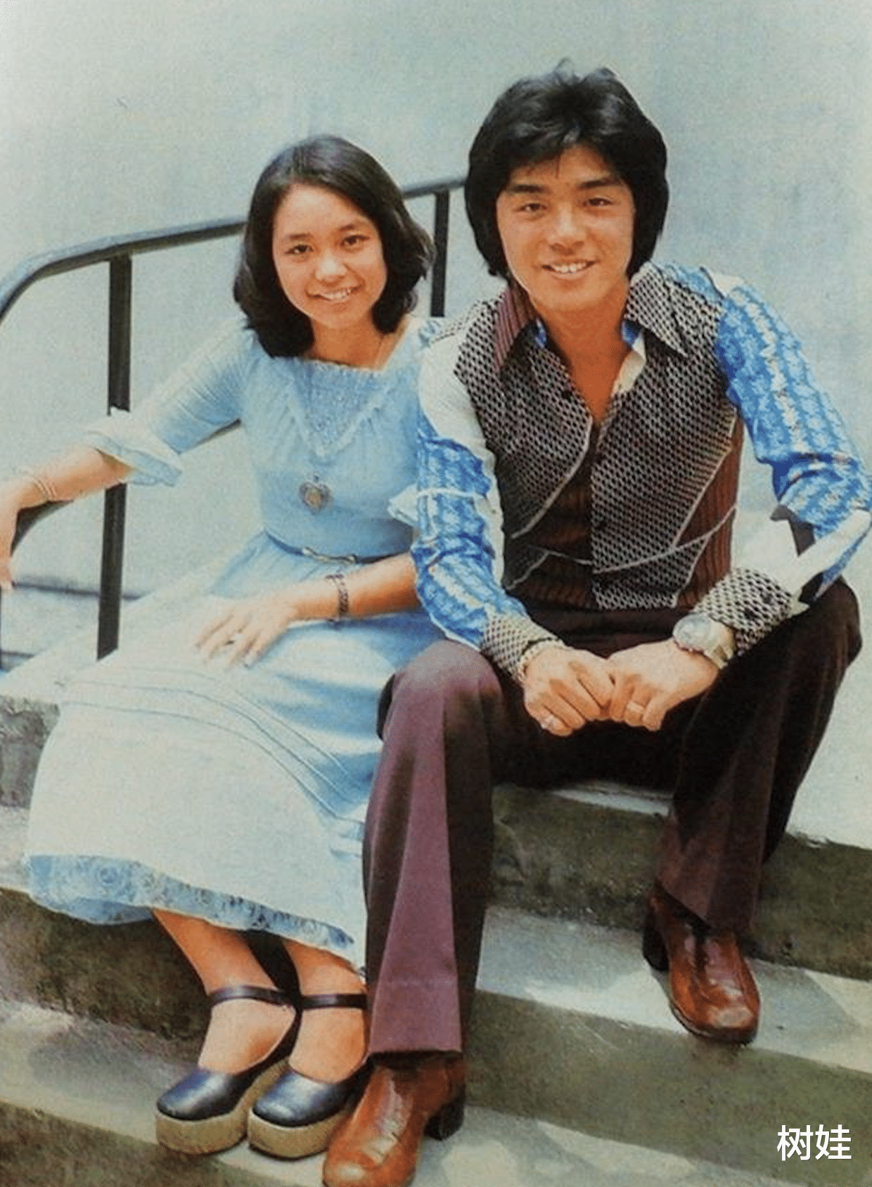 陈秋霞|钟镇涛旧爱晒婚纱照，纪念与富商结婚41年，患癌后满头白发仍优雅