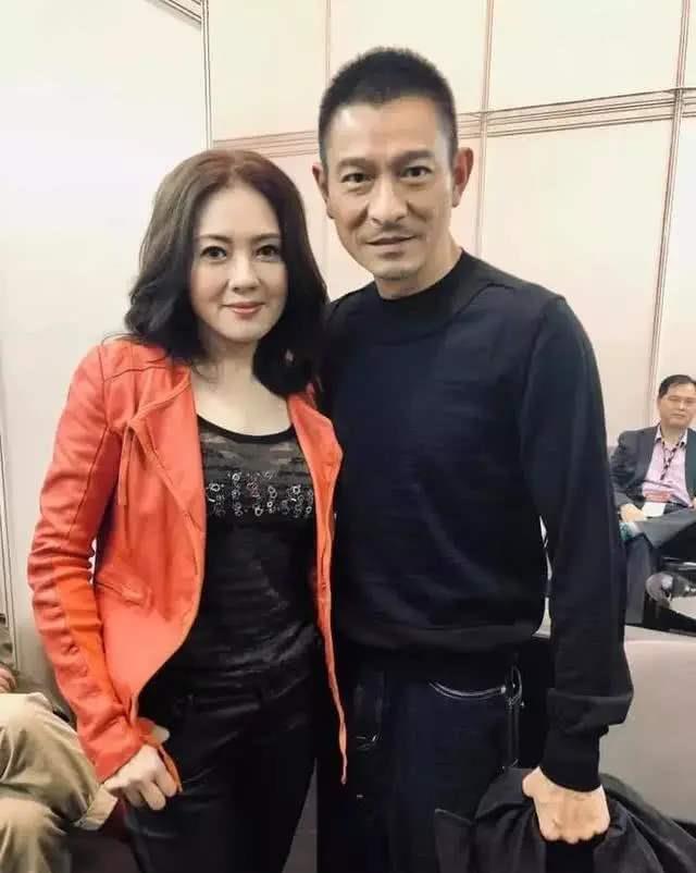 董卿|17岁黄百鸣带火,30年前和男友分居4次,54岁至今未婚