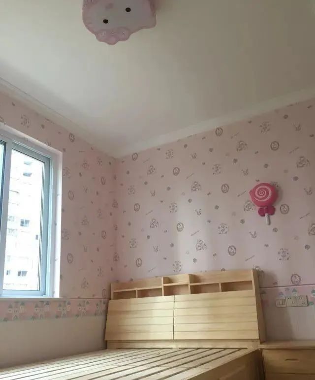 老公只不过在飘窗旁挖个洞,打一组柜子,卧室面积直接大了5平方