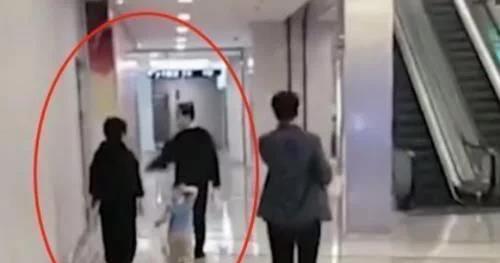 宋丹丹|宋丹丹和亲家母合体带娃，两人一路热聊不断，对孙子十分宠溺