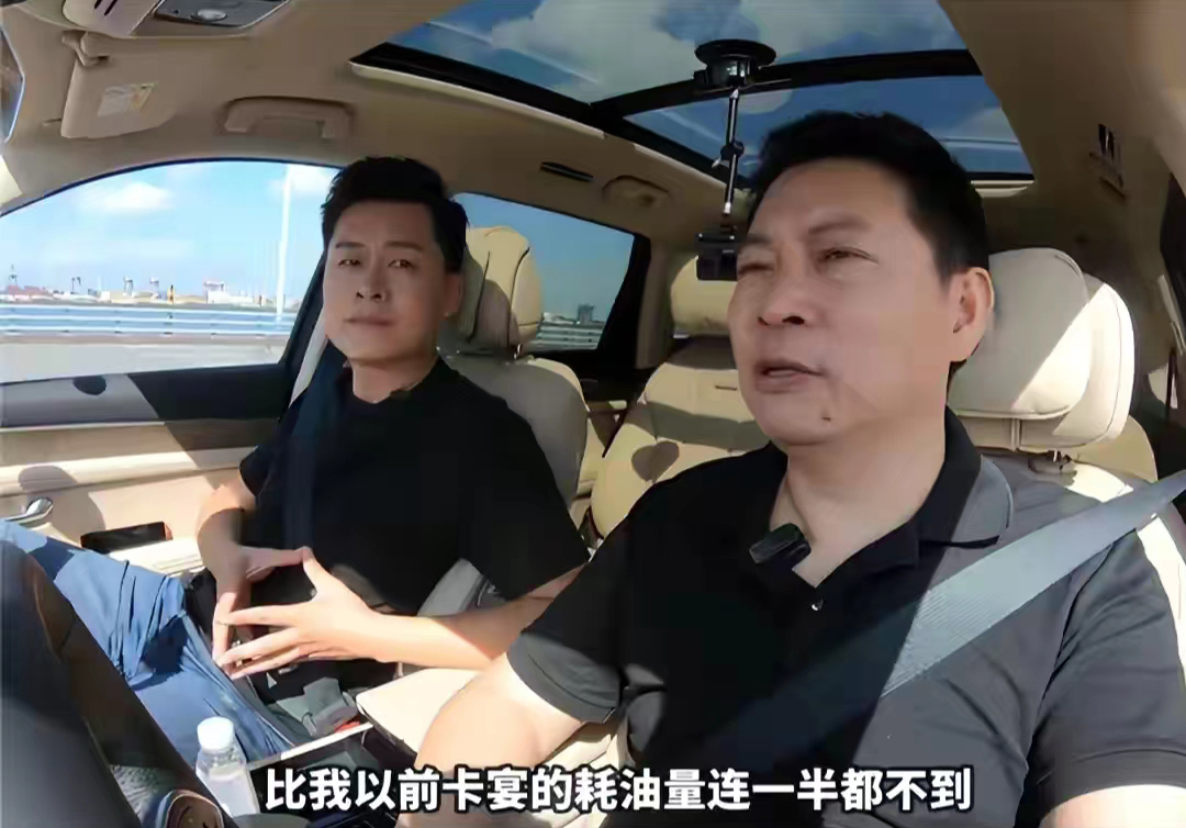 特斯拉剐蹭撞车,余承东幸灾乐祸:“换华为汽车吧”