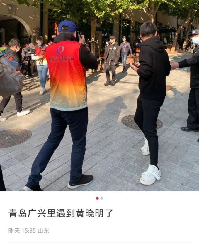 女孩|青岛偶遇黄晓明拍写真，路人视角暴露身高，厚底鞋遭网友吐槽