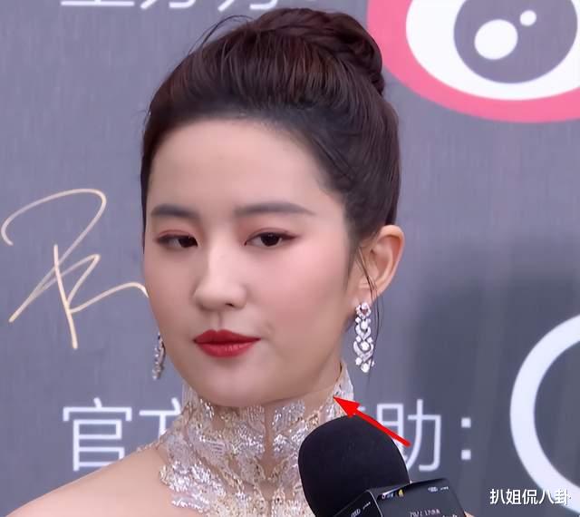 刘亦菲|刘亦菲红毯真实生图，有点惊吓，圆肩驼背的大妈身材还是天仙吗