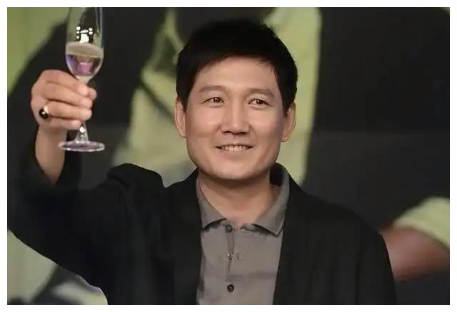 李崇霄|知名演员李崇霄遗作花絮曝光！乘坐直升机威风凛凛，脸型微胖