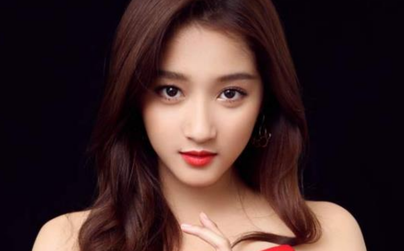 关晓彤|国民闺女关晓彤，从小到大都是团宠，而且越长大越漂亮