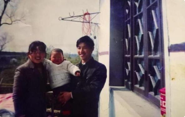 湖北老汉捡一女婴,辛苦养育成女博士,24年后生母带50万上门要人