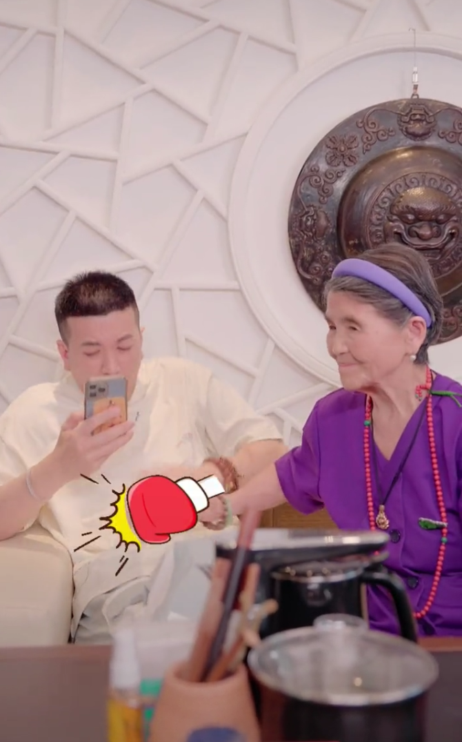 黄圣依|太卑微？黄圣依直播间肚子疼表情痛苦，杨子漠不关心叫她喝热水