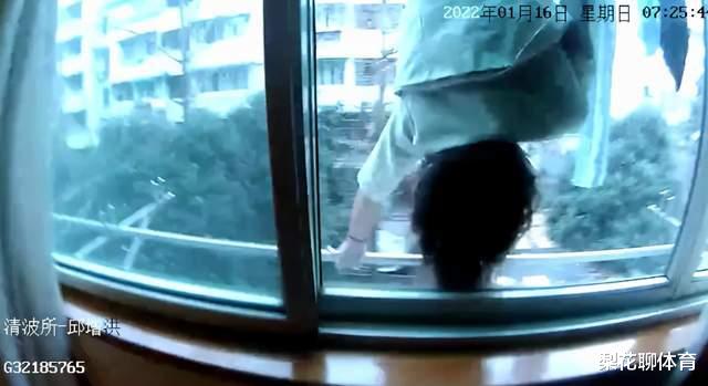 清晨女子倒挂四楼窗外,一动不动!其老公在家不省人事