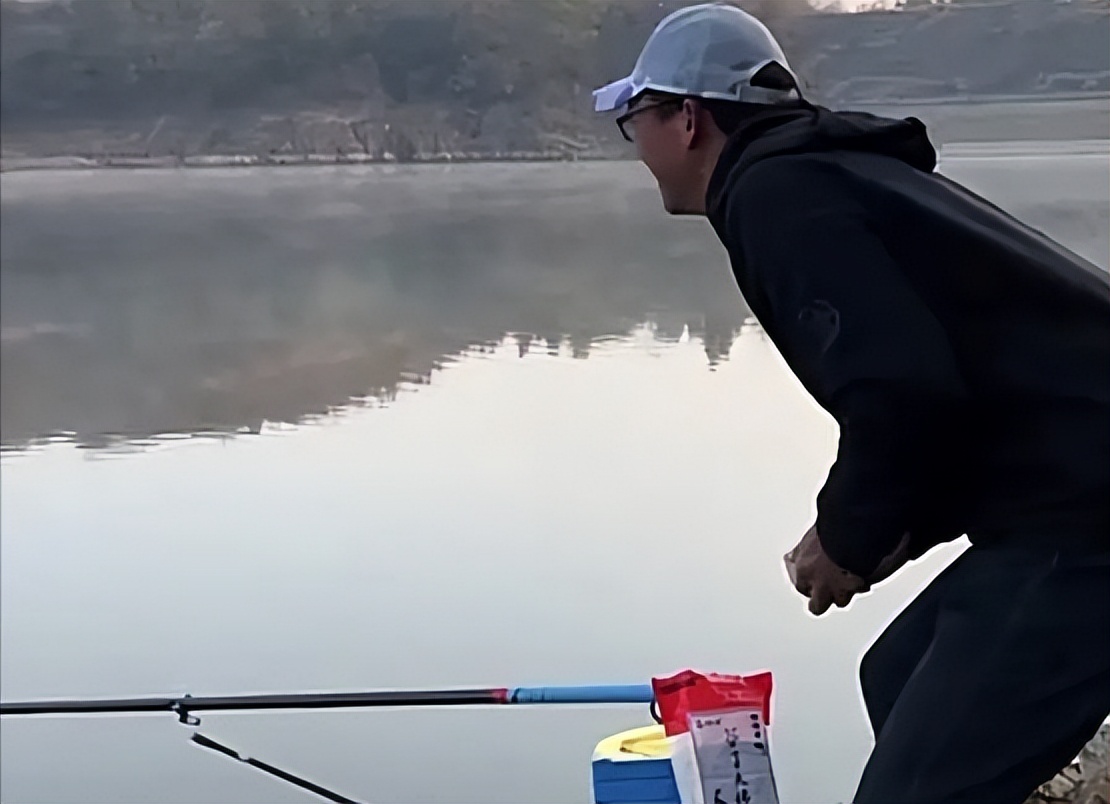 |鱼真的吃不饱吗？老钓手打窝少却渔获多就能诠释，别再被骗了