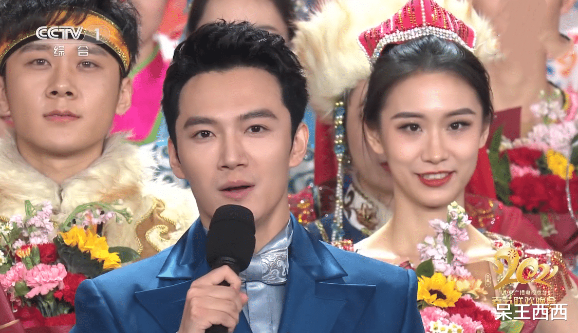 央视|央视新生代主持人张韬参与新闻直播，左手戒指意外暴露婚姻状态