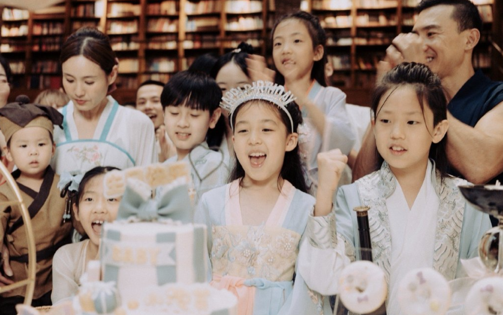 小泡芙|刘畊宏晒女儿中国风庆生视频，小泡芙从小美到大，吴尊妻儿齐出镜