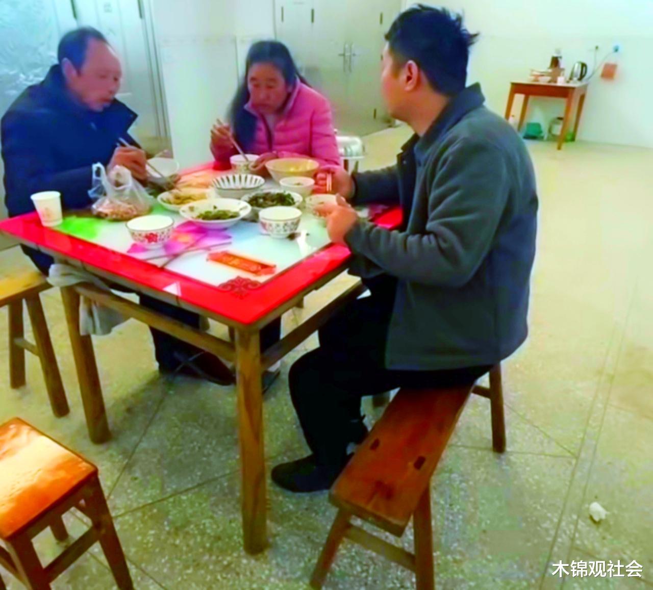 春晚|胡鑫宇失踪98天，丁佳怡的爸爸来到家里拜年，会有好消息吗？