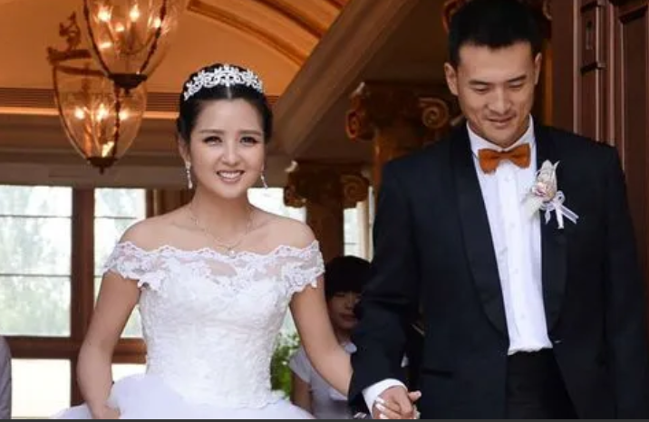 何洁|“消失”的何洁:撒谎精、卑微求工作,但却很幸福?