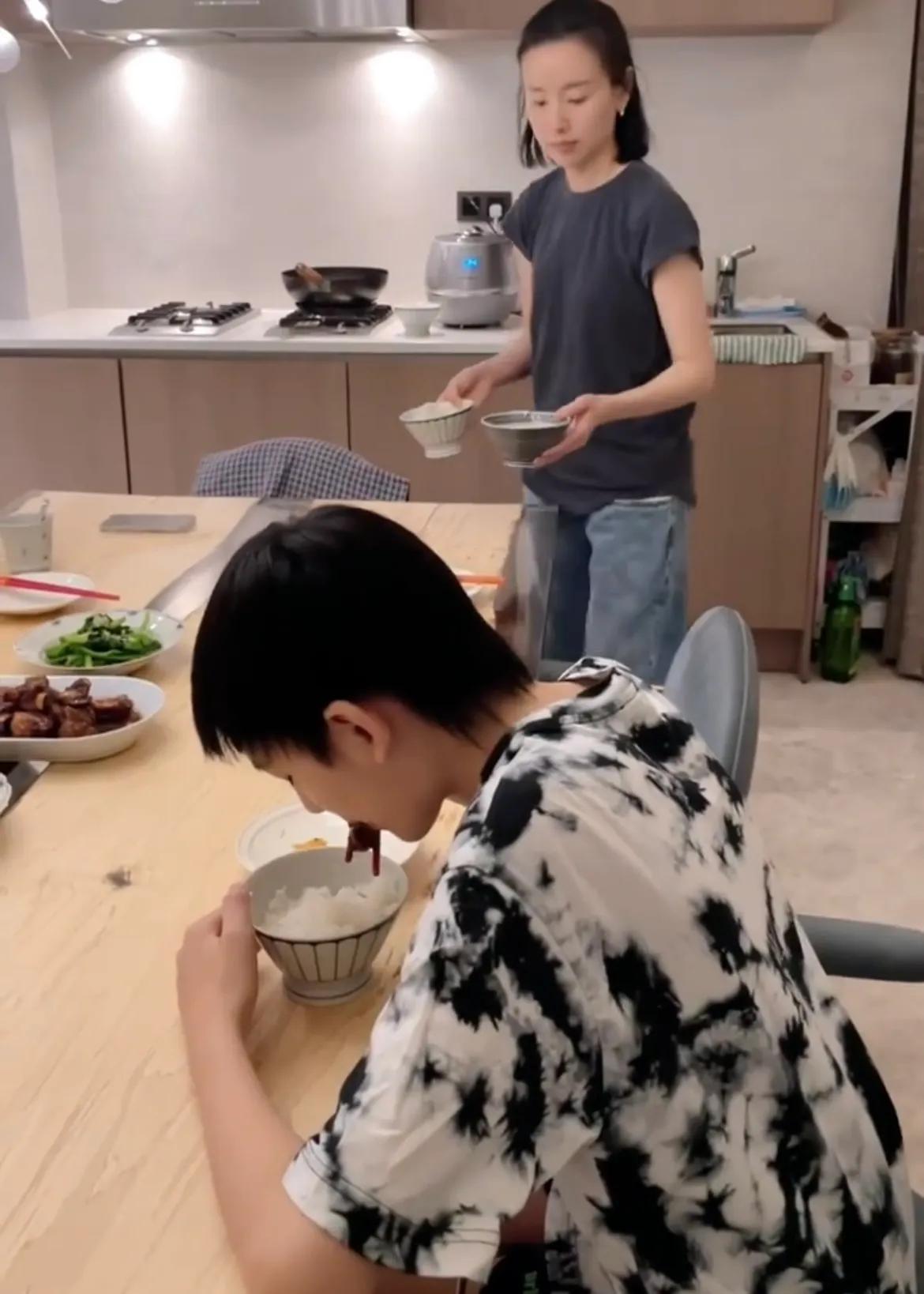 董洁|董洁为儿子下厨，13岁顶顶帅气出镜大赞妈妈厨艺好，母子互动温馨