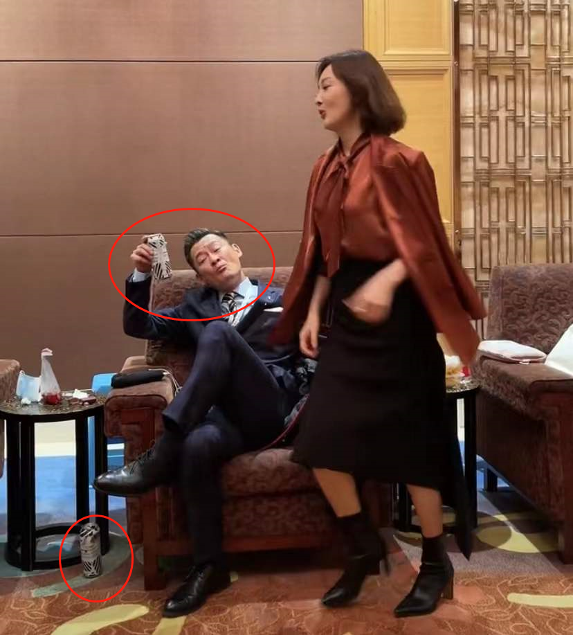 景岗山近照头发花白!请女生吃饭走10公里去餐厅,穿百元衣无人识