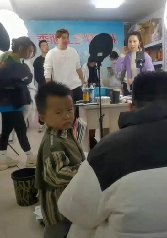 流浪地球2|层次不同！姚威田静一家直播带货暴富，却不明确站队支持亲妈许敏