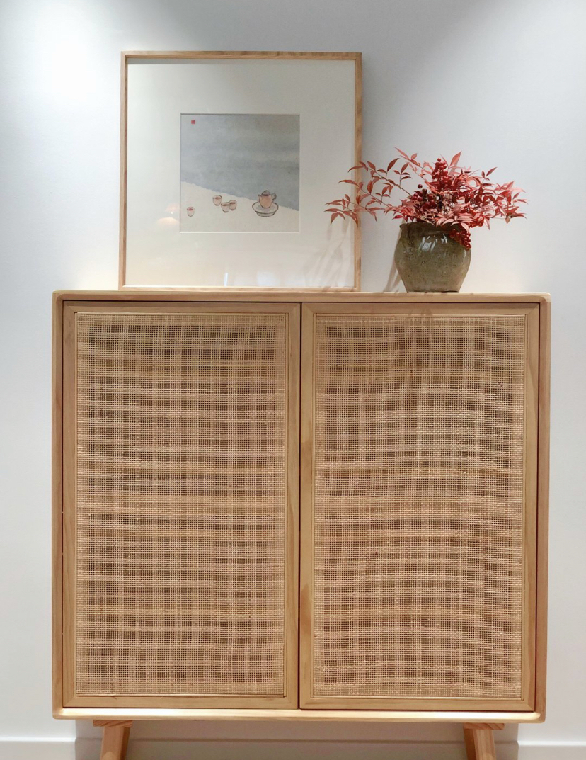 她的家一切从简,客厅不放电视,不做任何修饰,却处处充满高级感