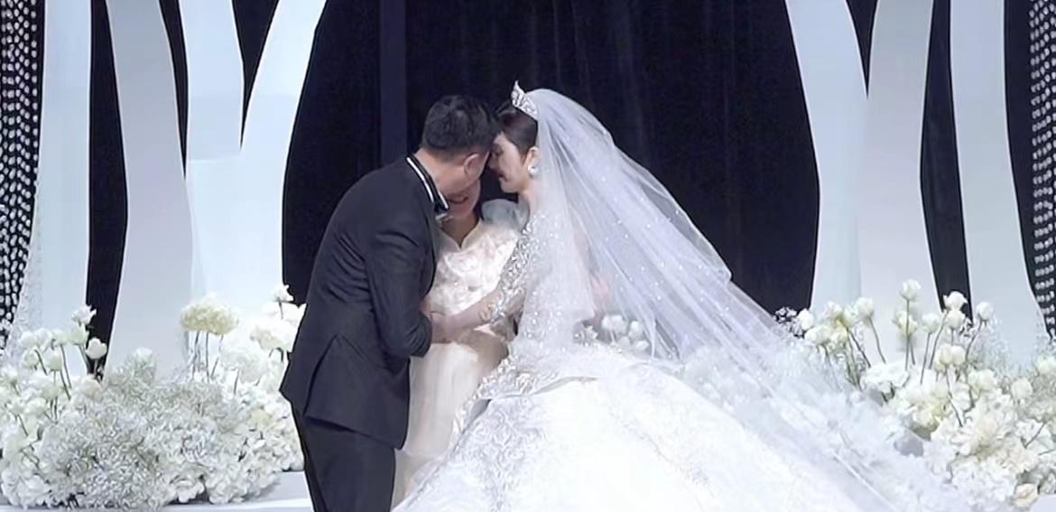 戒指 40岁单亲妈妈二婚，婚礼上女儿当花童送戒指，网友：亲爸该伤心了