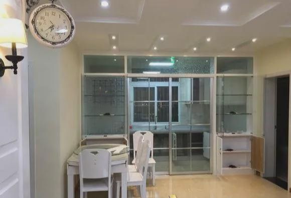 三居室120平简约装修,硬装10万,主卧室衣柜里藏了个马桶