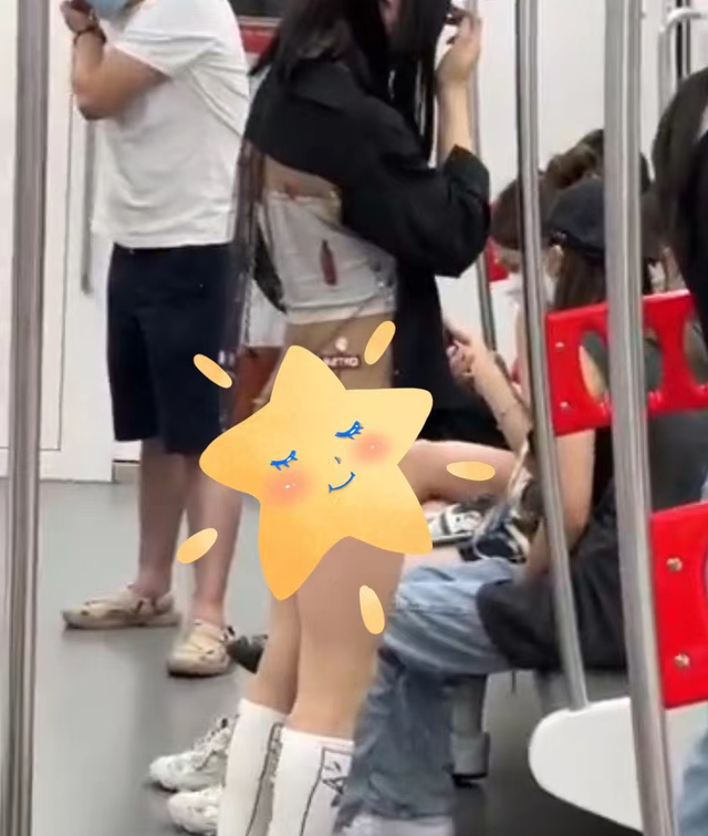 重庆女孩穿着清凉,悠然自在坐地铁,网友:天气热成这样了?