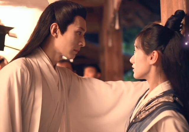 袁冰妍|落花时节又逢君：刘学义公主抱，白衣好般配，袁冰妍笑起来很美！