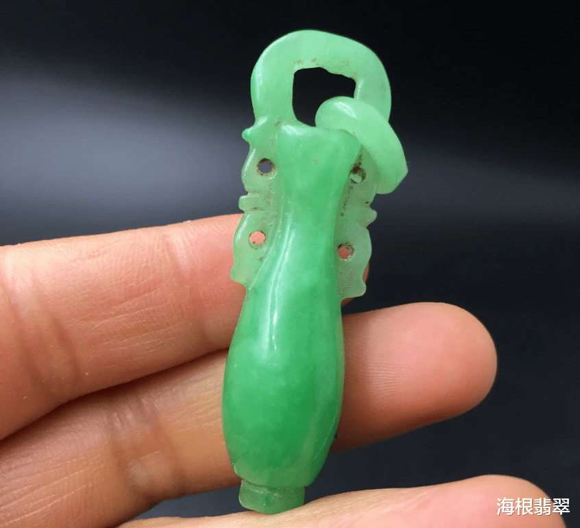 花瓶给人一种高贵感,若它与翡翠相遇,你说它们会发生什么故事呢?