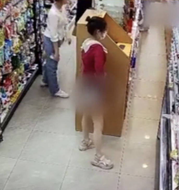 原创短裙女子超市行窃,冰柜商品塞进尴尬处,网友:不怕着凉