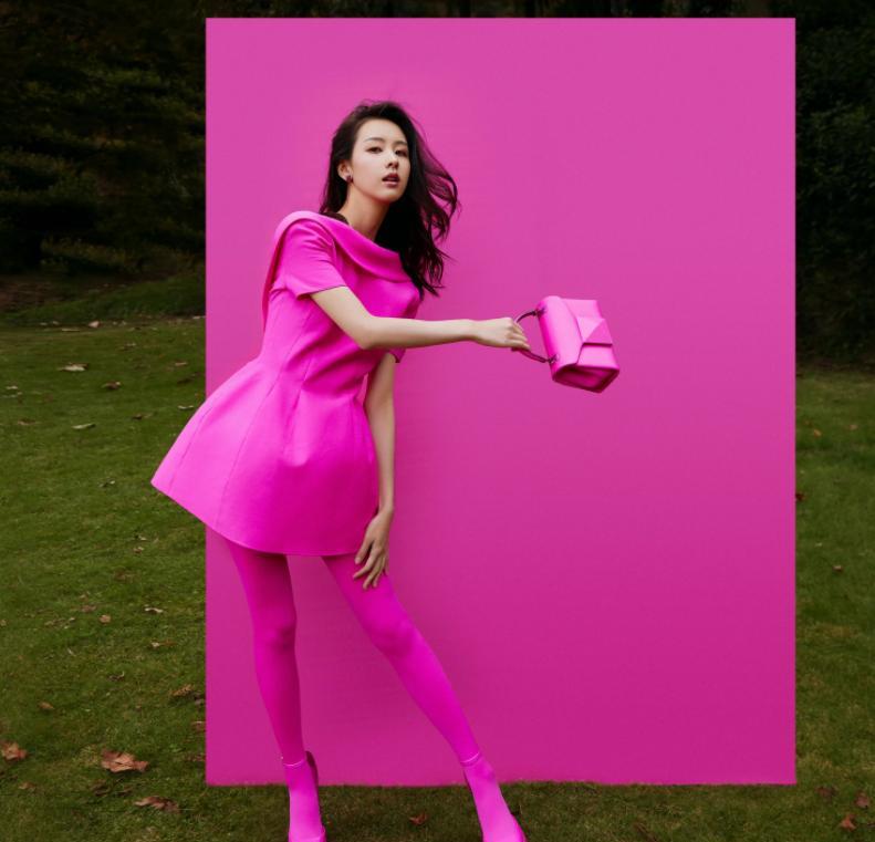 陈都灵|陈都灵工作室发的生日照，照片被吐槽审美差上了热搜！全靠脸撑着