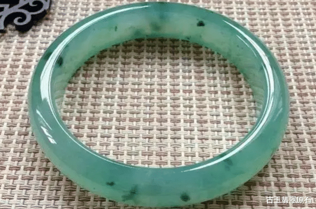 翡翠|仓库里放了十年的翡翠原石,一刀切开,竟开出好几条价值百万的冰飘花手镯!