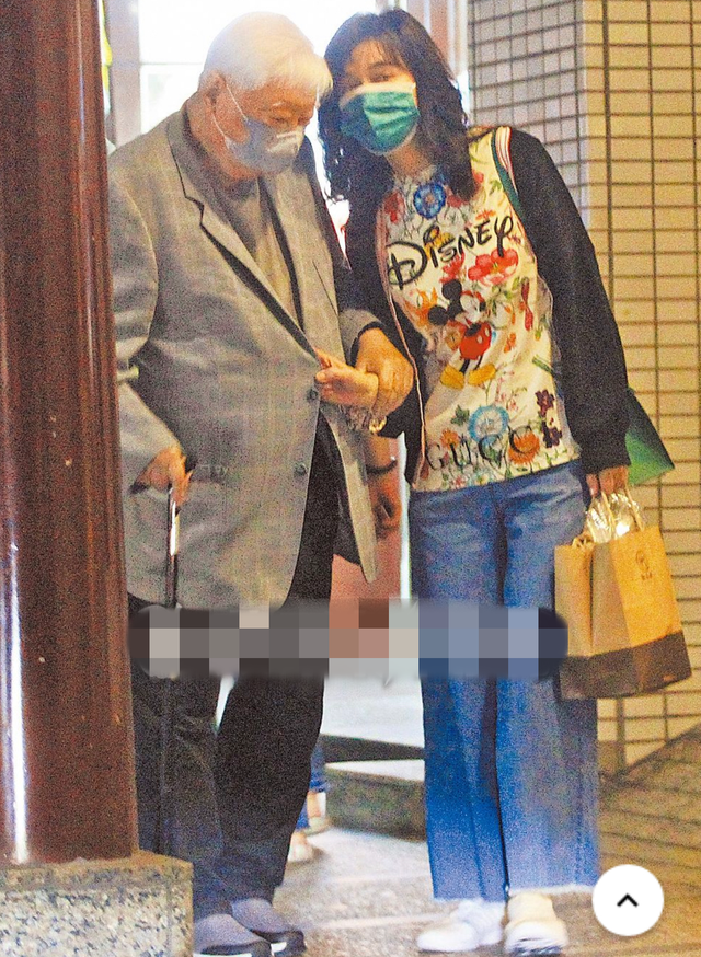 李靓蕾|84岁富豪坐轮椅紧急就医，王力宏57岁前岳母贴心陪伴，曾多次牵手