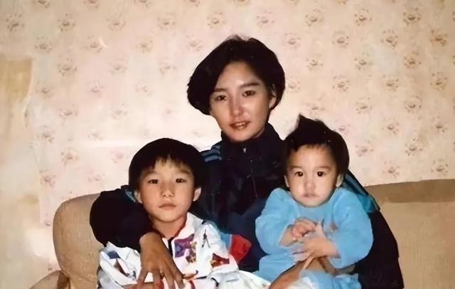 徐少强|徐少强：二婚娶小30岁妻子，60岁时当爹，如今70多依旧在拍戏养家