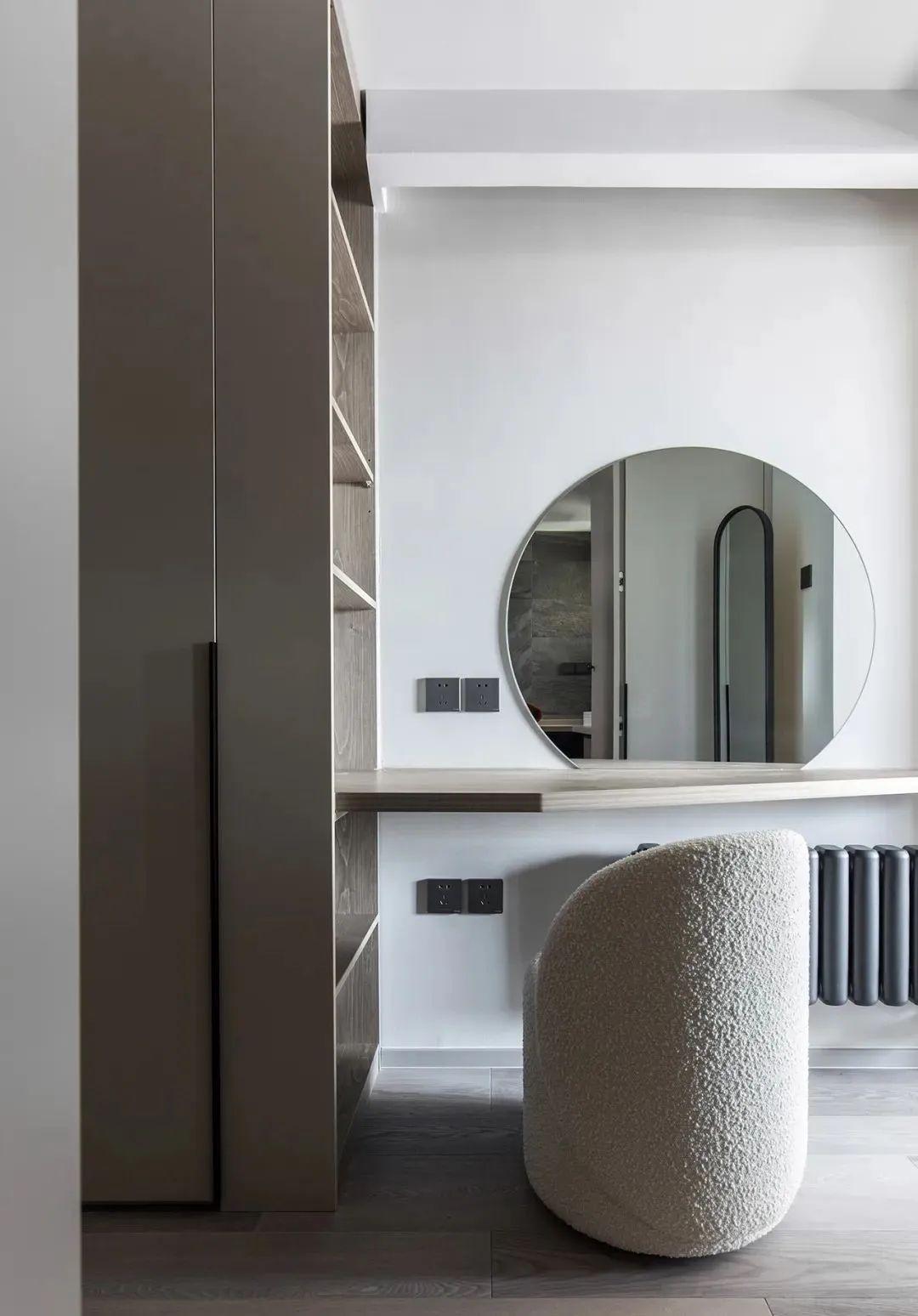 112㎡现代两居,4处柜门变房门,这个家到处都是“密室”,有趣