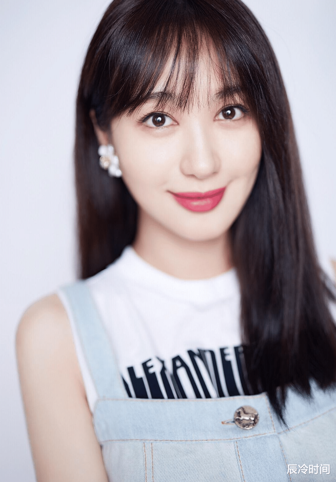 大象|国家一级演员晒定居泰国生活！和大象拥抱，49岁穿着热辣妖娆美艳