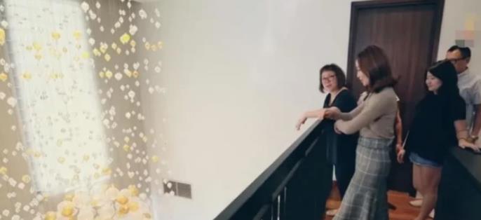 走进许绍雄现实中的家,一家人如今定居新加坡,室内坚持中式装修