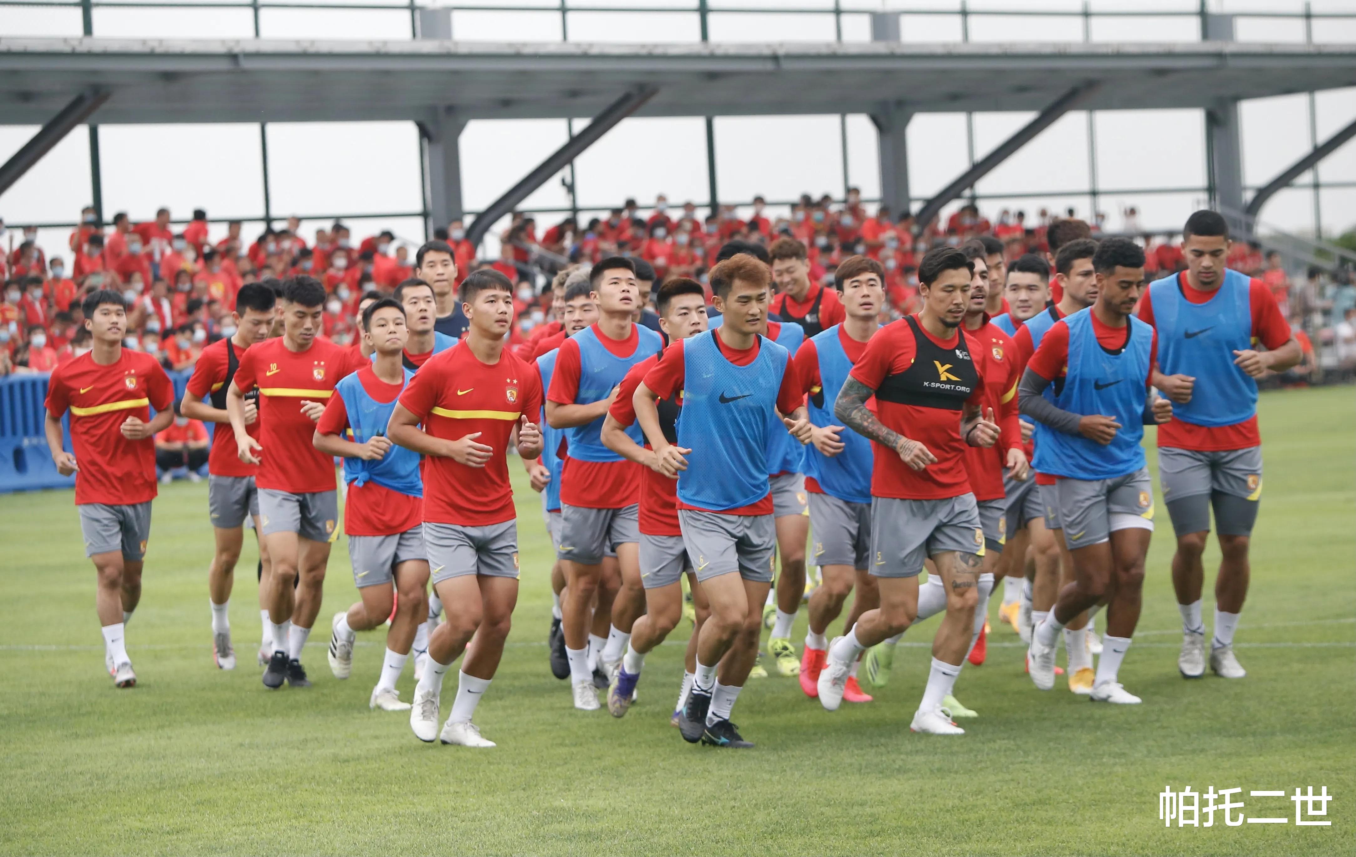 中超|全华班+小鬼当家，中超霸主被迫完成转型，归化国脚或成球队唯一大腿