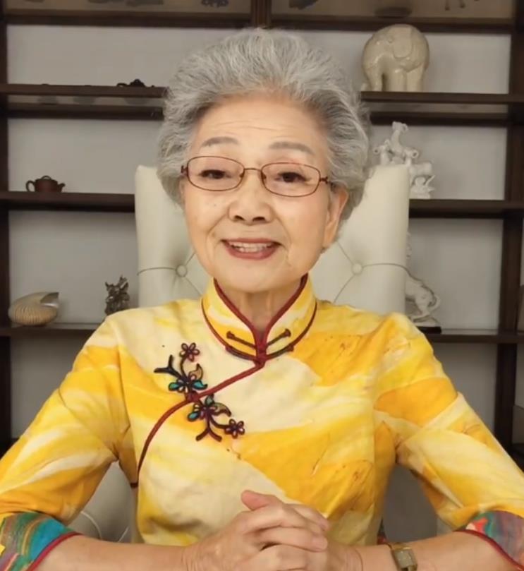 红烧猪蹄 见证一个女人变老，除了越来越深的法令纹，还有越来越短的头发