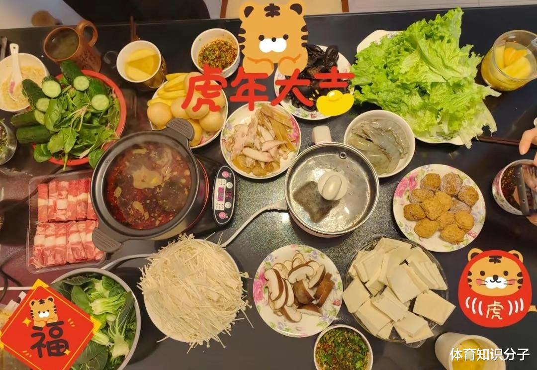 扎克·科林斯|过年摆上3桌大餐！龚翔宇家的年夜饭挺诱人，女排接应这次吃美了